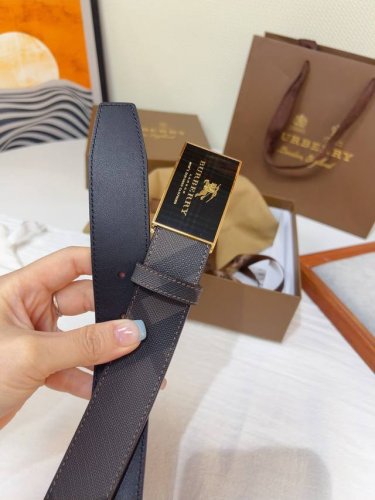 新款 Burberry 巴宝莉专柜同步上新 意大利制腰带 精选光滑皮革与粒纹皮革制成 饰牌搭扣装饰品牌专属标识图案 宽:3.5Cm 精致优雅