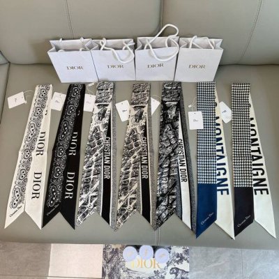 这款 迪奥发带丝巾从标志性的 Dior 精品店地址汲取灵感，造型修长，两端尖角设计，背面饰以“Christian Dior”标志提花条形图案 可与各种时尚造型搭