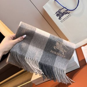 Burberry 巴宝莉出口订单尾货精致的战马刺绣让围巾显得更加高级优雅，高端围巾设计向来都很简约但就是超Nice，日常非常实用百搭手感真的非常赞客供原料，软糯