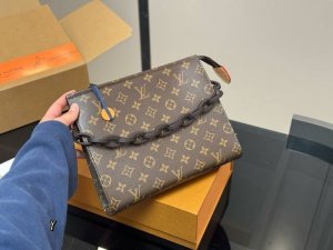 配盒 Size：26.20Cm 再次升级一款改造款 Lv老花洗漱包 手包 配送皮肩带和粗链条 真的超级好背！