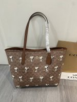 Coach 蔻驰新款 5月新品Cbj89 新款 史努比City Tote 最卡哇伊老花托特 吸扣设计 自重感极轻 都是经典颜色搭配 工艺细致，真皮包边 耐用度大