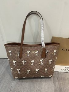 Coach 蔻驰新款 5月新品Cbj89 新款 史努比City Tote 最卡哇伊老花托特 吸扣设计 自重感极轻 都是经典颜色搭配 工艺细致，真皮包边 耐用度大