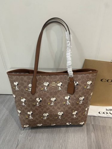 Coach 蔻驰新款 5月新品Cbj89 新款 史努比City Tote 最卡哇伊老花托特 吸扣设计 自重感极轻 都是经典颜色搭配 工艺细致，真皮包边 耐用度大