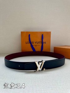 Lv Heritage 双面腰带3.4宽 选取粒面皮革和纳帕皮革 新款3层lv 搭扣。微弧形边缘和摩登形状末端见证细致匠心，为考究人士带来赠礼佳选
