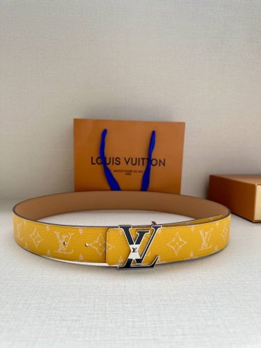 特 本款4.0宽 Lv Initiales 双面腰带推出缤纷新色。一面为华美 Taurillon 皮革铺陈品牌经典图案，一面以光滑素雅牛皮革展露低调个性。Lv