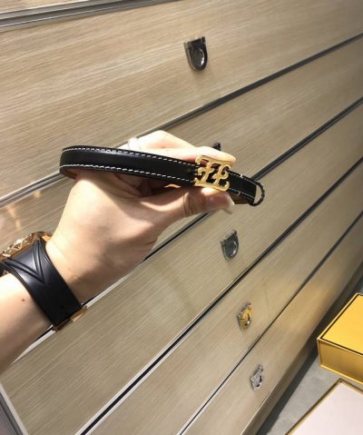 配送专柜包装 打孔针 特批新款 Fd 宽15Mm 标志造型宽皮带，原版铆钉钢扣，进口双面原版双色小牛皮配制成，原版走线，镀金表面金属制品，品质保证，非市场通货！