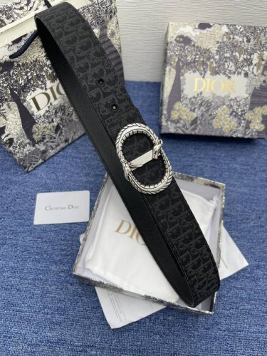 这款复古银色饰面黄铜腰带扣是二零二四春季系列新品，展示 Cd Dragon 标志。可与各式 35 毫米腰带搭配，提升格调，打造精致造型。 复古银色饰面黄铜 意大