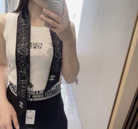 香奈儿 Twilly小丝巾来了，Chanel 名副其实的小可爱， 人手三条闭眼收，我都不拦着 N久都没有见过这么好看的Twilly 真的是真香本香了，凹造型必备 - 点击图像关闭