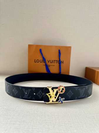 特 4.0宽 Lv Shape 双面腰带以 Monogram Playground 帆布展现经典元素的当代姿采，尽释皮具系列的盎然活力。牛皮革增添沉稳一面，Lv - 点击图像关闭
