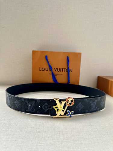 特 4.0宽 Lv Shape 双面腰带以 Monogram Playground 帆布展现经典元素的当代姿采，尽释皮具系列的盎然活力。牛皮革增添沉稳一面，Lv