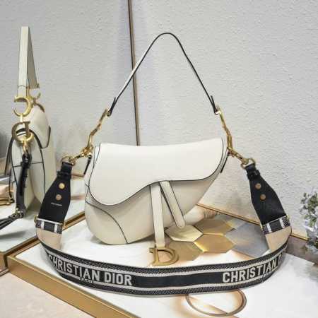 大号 Dior Saddle 白色手掌纹系列 配专柜盒子 大号尺寸：25.5 X 20 X 6.5 厘米 Be A Classic With Classics - 点击图像关闭