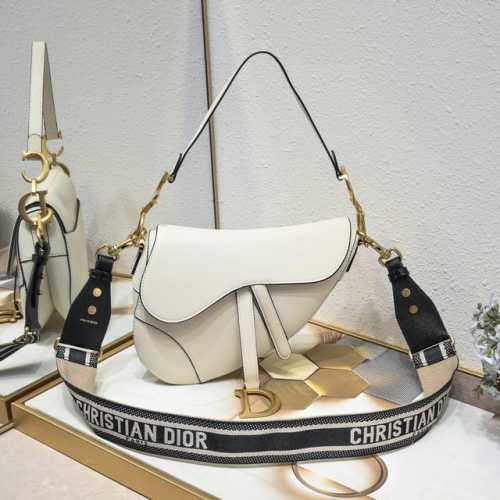 大号 Dior Saddle 白色手掌纹系列 配专柜盒子 大号尺寸：25.5 X 20 X 6.5 厘米 Be A Classic With Classics