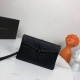 配盒子 Bv休闲手拿包采用进口打腊牛皮，独特的设计风格完美至极！让时尚变得无止境 那质感和 那手工无可挑剔，独一无二的它，大气中有内涵。所有材料都精挑细选用用心