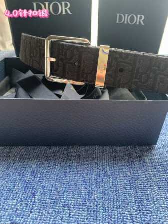 40毫米Dior Oblique Jacquard款式 一条兼具优雅与时尚的腰带。黑色的“迪奥尔 奥布里克”夹克内衬黑色格兰德卡夫皮，并配有镀有的黄铜扣。这款可 - 点击图像关闭