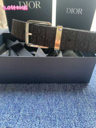 40毫米Dior Oblique Jacquard款式 一条兼具优雅与时尚的腰带。黑色的“迪奥尔 奥布里克”夹克内衬黑色格兰德卡夫皮，并配有镀有的黄铜扣。这款可