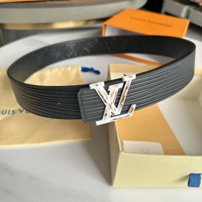 原版包裝 L0Uis Vuitt0N 專櫃最新升級版本 寬度40毫米 全新訂製雙面進口小牛皮 一面壓花 一面水波紋 配置新型字母搭扣 雙面用 滿足不同需求 經典