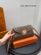 带礼盒 Size：25×13 Lv盾牌包中古款曼哈顿中古腋下包 小金扣占据了主视觉～ 搭配刺绣压花凸显质感又时髦 简单随性，四季适用不过时 真是绝美的一只