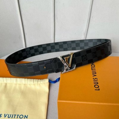 特 寬度：40mm Lv pyrmide Truck L OEiI雙面腰帶 進口面料飾有藍色標誌性圖案 襯托進口柔軟小牛皮底壓格紋 整體相呼應 全新搭扣 締造獨