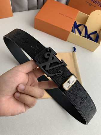 品名： Lv..路易..威登原单 型号：双面使用挂扣，新款钢扣，图片实物拍摄 材料：双面头层牛皮，挂扣系列，纯钢质扣头，钯镀电镀工艺永不掉色。带身可双面使用，荔 - 点击图像关闭