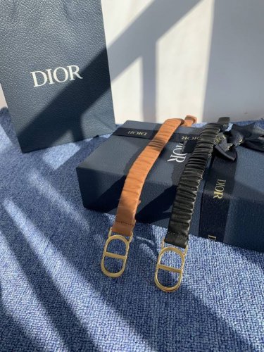 宽度：20 毫米 0.8 英寸550115 DDD 搭扣尺寸：4.3 X 2.6 厘米 1.5 X 1 英寸 长 X 高 DDD 如需更多信息，请查看尺寸指南这