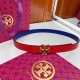 Tory Burch 托里.伯奇双面腰带，可滑动调节的标志性双 T Logo 黄铜搭扣，面层：牛皮革 底层：牛皮革 适于佩戴在腰部或臀部上。宽度2.5Cm，每一