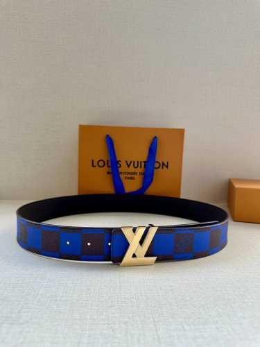 特 本款4.0宽 Lv Initiales 双面腰带出自 春夏男装秀场，为 Damier Pop 帆布浸染潮流新色，翻转可见光滑素雅牛皮革。Lv 字母搭扣与崭新