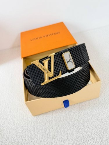 品名： Lv..路易..威登腰带皮带原单 型号：挂扣，经典纯钢材质挂扣，头层牛皮，图片实物拍摄 材料：头层牛皮，挂扣系列，纯钢材质扣头，钯镀电镀工艺永不掉色。原