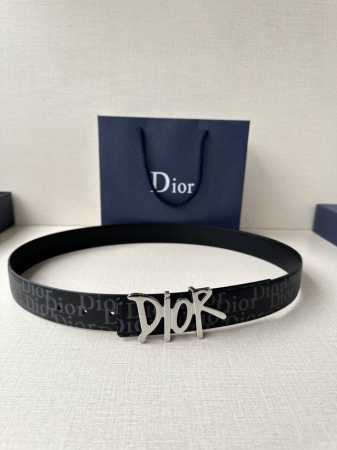 宽度3.5Cm Dior 这款不锈钢金属腰带扣是春季系列新品，展示 Cd Icon 标志和 Oblique Cosmo 图案，致敬 Dior 的经典图案。可与各 - 点击图像关闭
