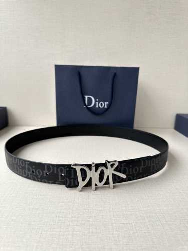宽度3.5Cm Dior 这款不锈钢金属腰带扣是春季系列新品，展示 Cd Icon 标志和 Oblique Cosmo 图案，致敬 Dior 的经典图案。可与各