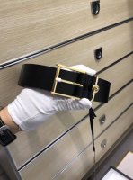 范思哲 专柜同款、实拍专柜官网，尺寸:宽35Mm，原版立体半脸间色美人头扣 ，极富设计美感 ，双面采用进口原版小牛皮压花，彰显个性，清晰美观，皮质软，手感舒适，