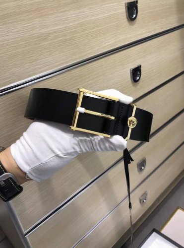 范思哲 专柜同款、实拍专柜官网，尺寸:宽35Mm，原版立体半脸间色美人头扣 ，极富设计美感 ，双面采用进口原版小牛皮压花，彰显个性，清晰美观，皮质软，手感舒适，