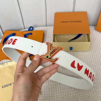 特 寬：40mm 驢家新品 早春Nigo新品限量版 一面進口手抓牛皮 一面為原廠小牛皮 搭配四層四色 搭扣 雙面可用 以一當二 上身效果超級棒！
