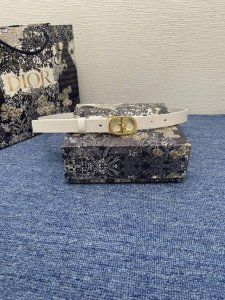 lucky 30 Montaigne Star 腰带P210 20 毫米白色光滑牛皮革 编号: B0448Ubxx_M900。 这款 Lucky 30 Mont