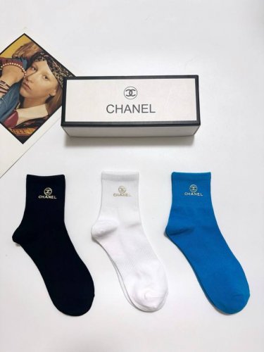 配包装 一盒3 双 Chanel 香奈儿 经典字母Logo纯棉 中筒袜 Ins超火爆红人同款，精美 面料，潮人必备 ，经典配色 个性时尚百搭款，你值得拥有哦