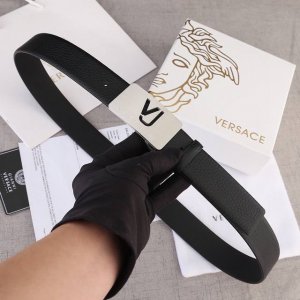宽度3.5Cm Versace 范思哲 爆款板扣配摔纹无线带身 双面头层、采用精挑细选进口牛皮，商务既有时尚的男士腰带火爆热销中！