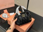 升级版配盒 Size：20*14Cm Miumiu保龄球包包甜度刚好！ 很难不爱啊啊！ 又奶又千金的感觉！ 可手拎也可斜挎 绝对不是小废包哦容量足足的~~ 出场