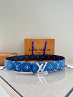 特 本款 4.0宽 Lv Initials 双面腰带展现经典Monogram 帆布的缤纷演绎，以 Lv 字母搭扣彰显瞩目风范，可为经典或休闲造型注入摩登新意