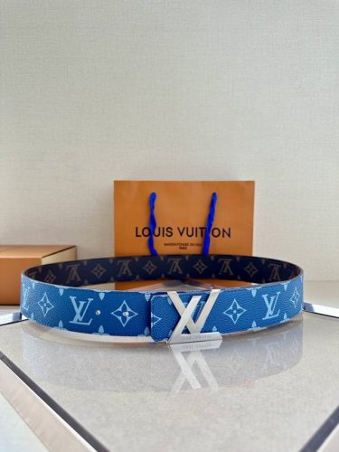特 本款 4.0宽 Lv Initials 双面腰带展现经典Monogram 帆布的缤纷演绎，以 Lv 字母搭扣彰显瞩目风范，可为经典或休闲造型注入摩登新意