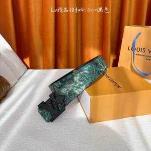 Lv花卉迷彩40Mm可两面用腰带是对户外爱好者男性主题的一次巧妙重新诠释。柔和的色调被转化为漩涡形状与品牌标识的融合。既时尚前卫，又凸显风格。