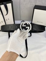 Gucci互扣式双G带、五金厚度6.0Cm扣腰带，采用热压印技术的Gucci Signature皮革精制而成，触感厚实，印花图案清晰分明。