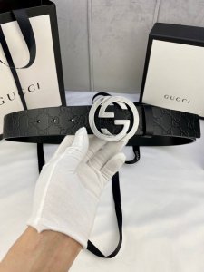 Gucci互扣式双G带、五金厚度6.0Cm扣腰带，采用热压印技术的Gucci Signature皮革精制而成，触感厚实，印花图案清晰分明。