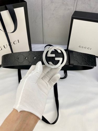 Gucci互扣式双G带、五金厚度6.0Cm扣腰带，采用热压印技术的Gucci Signature皮革精制而成，触感厚实，印花图案清晰分明。