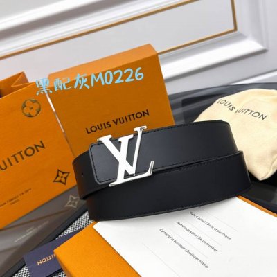 Lv Optic 40 毫米双面腰带取材丝滑牛皮革，中央 Lv Initiales 搭扣在浓郁色调中亦可呈现鲜明轮廓，为整体造型注入当代个性。