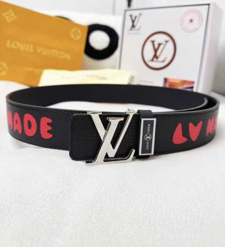 皮带：Lv..路易..顶级原单复刻. 腰带：百分百头层牛皮，保证真皮。立体菱形24K纯钢扣涂鸦彩绘艺术双面可用专柜同等质量， 送人自用首选 包装： 请认准如图专