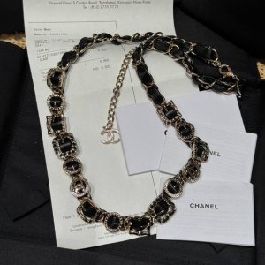 香家新款腰链 Chanel经典黑金配色，链条与皮革的交织，精致的双C标志，质感无敌，高级感拉满，搭配大衣，瞬间勾勒出细纤细腰肢，气场两米八，配毛衣，为懒惰的秋冬