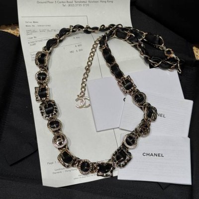 香家新款腰链 Chanel经典黑金配色，链条与皮革的交织，精致的双C标志，质感无敌，高级感拉满，搭配大衣，瞬间勾勒出细纤细腰肢，气场两米八，配毛衣，为懒惰的秋冬