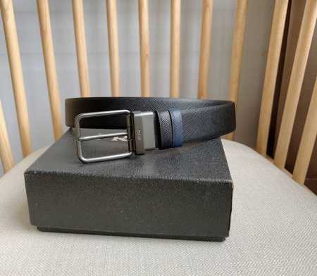 Prada 普拉达 这款可双面佩戴的腰带一面采用标志性的saffiano皮革腰带配以标志性形状的金属搭扣 释放优雅与现代气息 宽:3.5Cm - 点击图像关闭