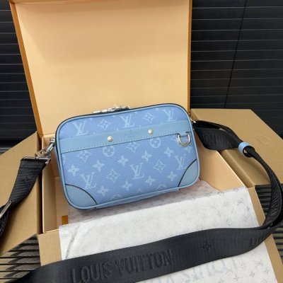 Louisvuitton 路易威登 Alpha 男士单肩斜挎包 经典百搭 实物拍摄 飞机礼盒 23 X 16Cm。