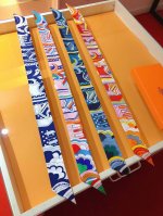 Phms1958专柜同步 爱马仕新款Twilly 福宝大道的彩虹 顶级斜纹真丝打造 超精细的印花 字迹非常清晰 绝对是送礼自用的首选丝带既可绕于颈间，亦可缠于腕