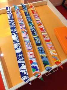 Phms1958专柜同步 爱马仕新款Twilly 福宝大道的彩虹 顶级斜纹真丝打造 超精细的印花 字迹非常清晰 绝对是送礼自用的首选丝带既可绕于颈间，亦可缠于腕